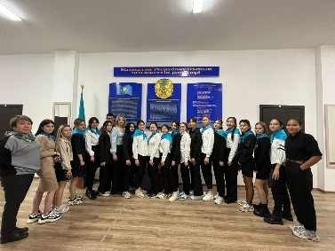 Прошел классный час на тему "Бірлігі жарасқан, Қазақстан!"