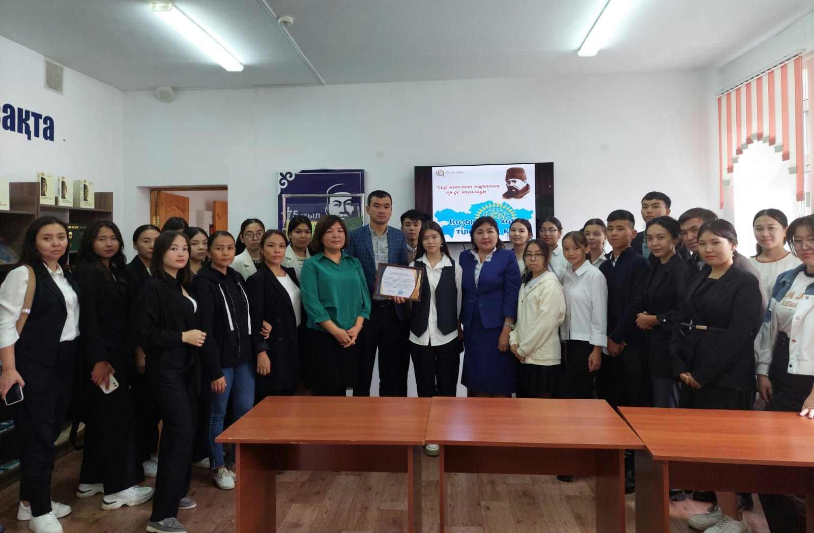 Жаһанша колледжі студенттері тіл мерекесінің бел ортасында